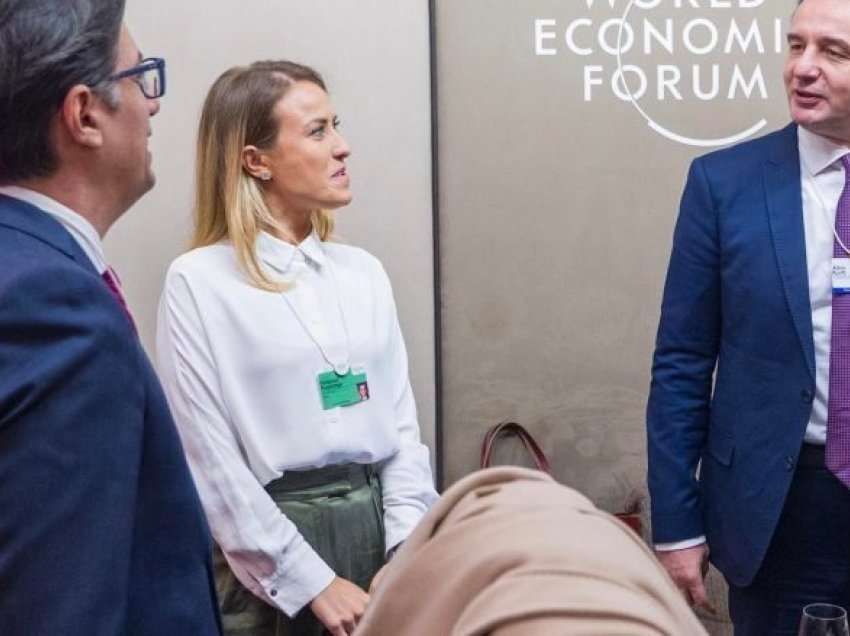 Pendarovski takon Kurtin në Davos, bisedojnë për forcimin e marrëdhënieve fqinjësore