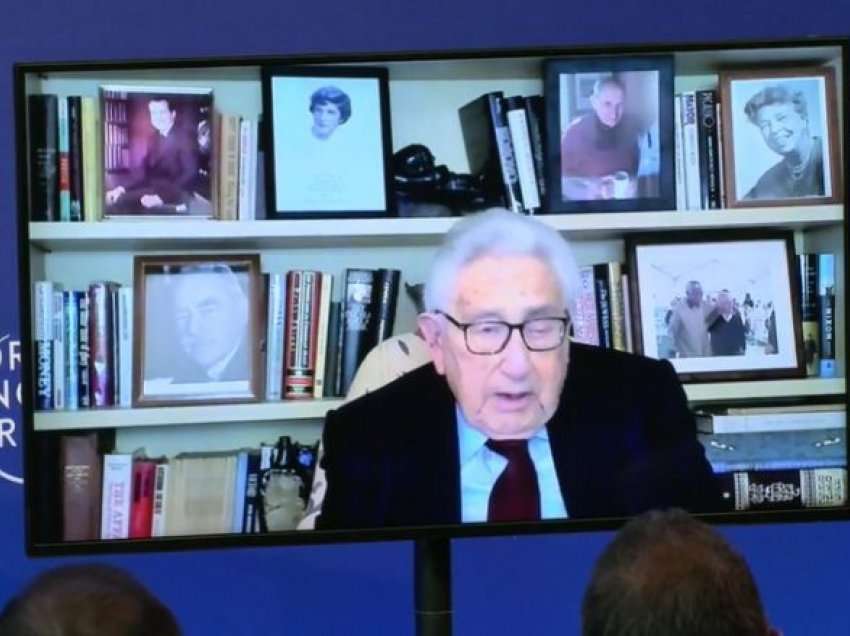 Kissinger thotë se Ukraina “duhet t’i lëshojë territor Rusisë” për t’i dhënë fund luftës