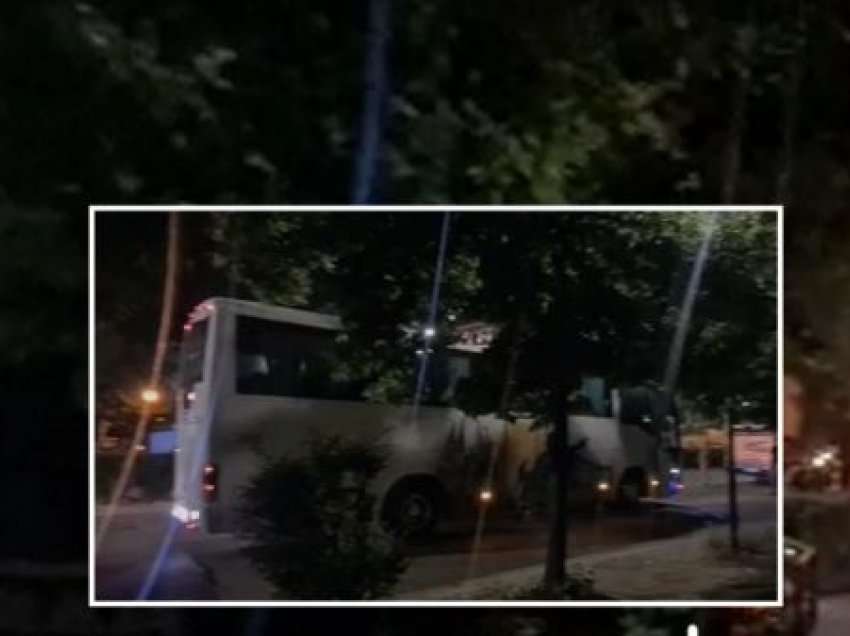 Përleshjet në Tiranë, policia përdor autobusin e italianëve për të shoqëruar tifozët e dhunshëm