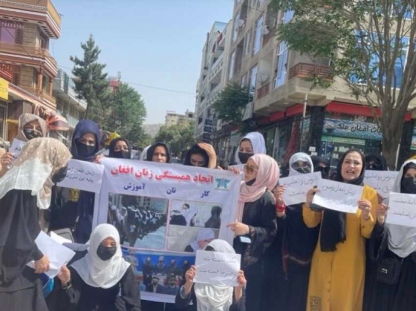 Gratë afgane protestojnë kundër mbylljes së shkollave
