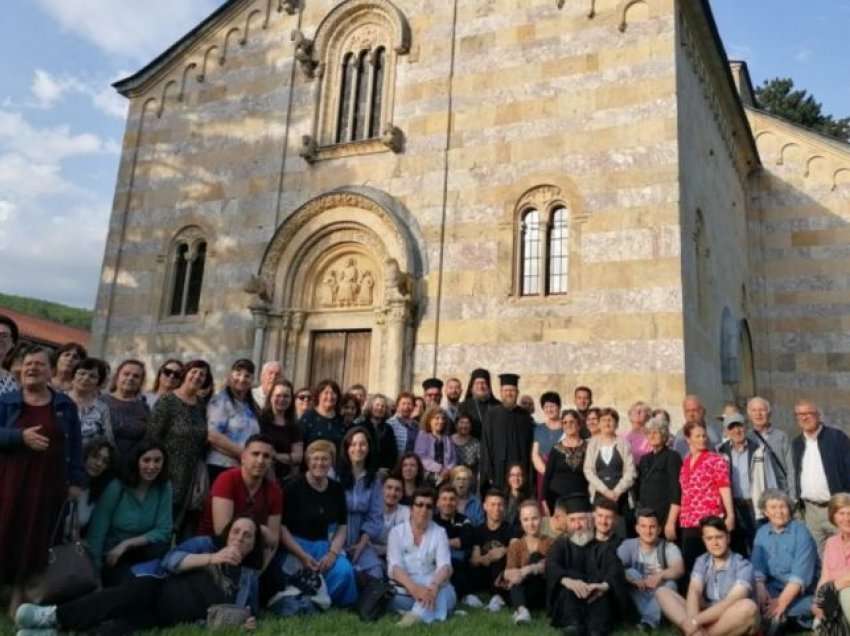 Pelegrinë dhe priftërinjë nga Berati dhe Vlora vizitojnë Manastirin e Deçanit