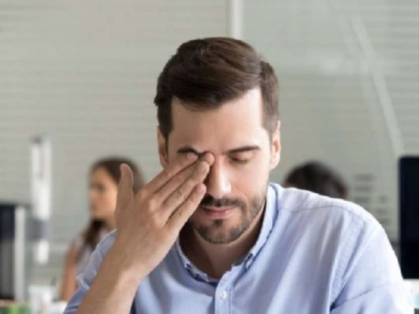 ​Pse fërkimi i shpeshtë i syve është zakon i keq?