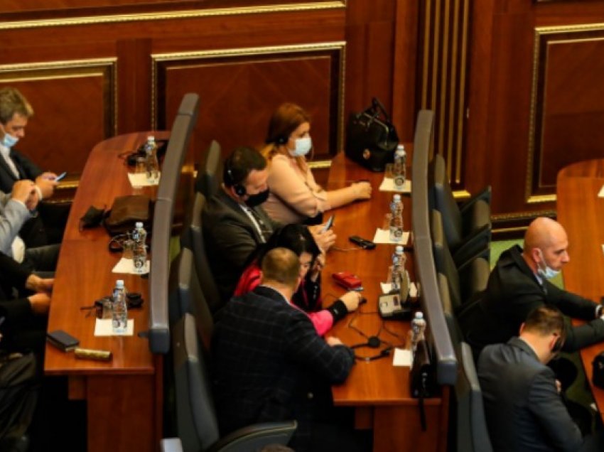Ja çfarë ndodh nëse 10 deputetët e tjerë të Listës Serbe s’e pranojnë mandatin e deputetit