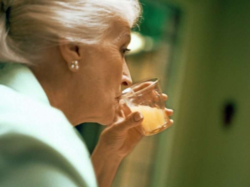 Mjekët konfirmojnë: Kjo pije përshpejton plakjen
