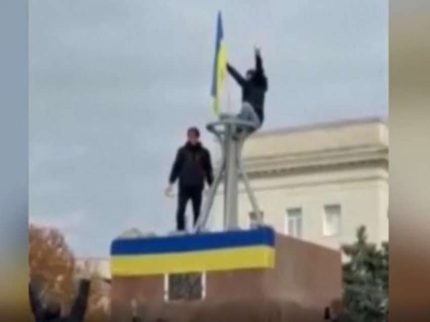 ​Ukrainasit festojnë pas fitores në Kherson