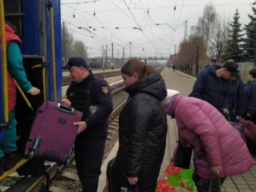 298 civilë të tjerë evakuohen nga rajoni i Donetskut