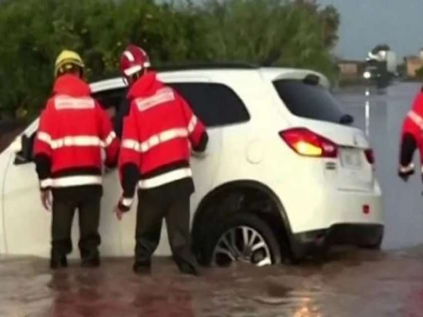 Përmbytje rekord në Spanjë/ Zjarrëfikëset në ndihmë të njerëzve të bllokuar