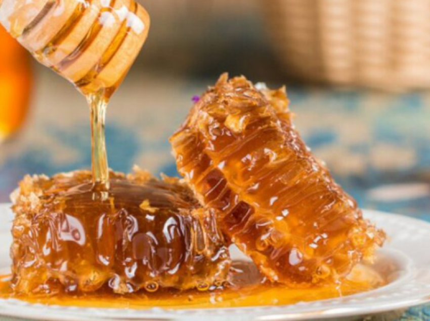 Ulet prodhimi i mjaltit/ Shkak sëmundja që ka prekur bletët 
