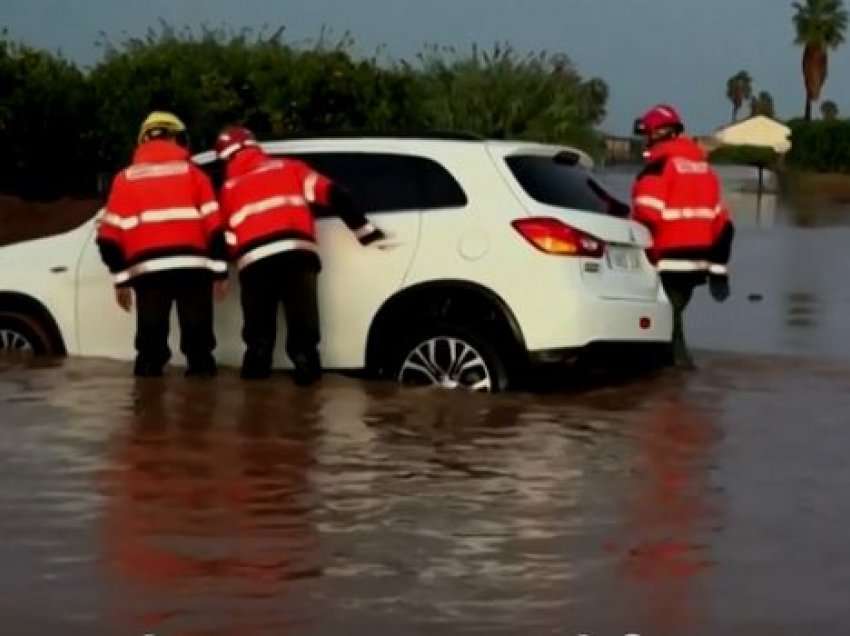 Përmbytje të mëdha në Valencia të Spanjës, njerëzit nxirren nga makinat