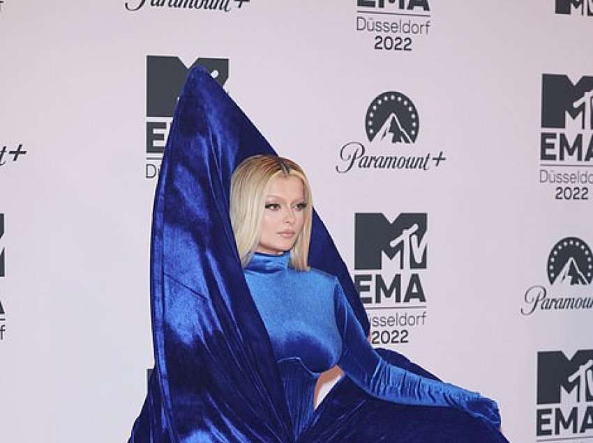 Bebe Rexha bëri paraqitje unike në ‘MTV EMA 2022’ me veshjen nga kreatorja shqiptare