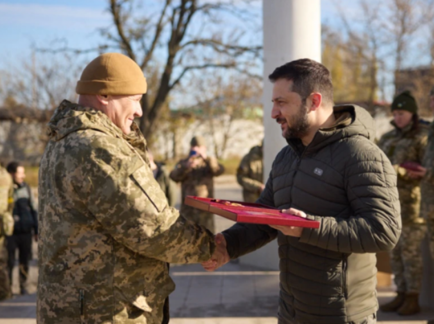 Zelensky viziton trupat ukrainase në Kherson: Do t’i nxjerrim para drejtësisë të gjithë vrasësit