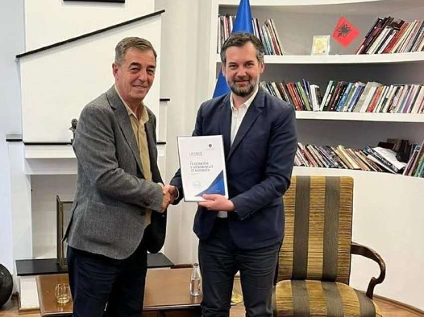 Licencohet FHK-ja, Saraçini pranon licencën nga ministri Çeku