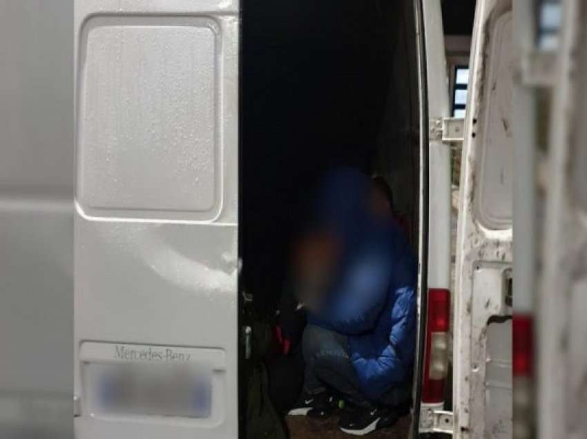 Kapen duke transportuar 17 emigrantë të paligjshëm, tre të arrestuar