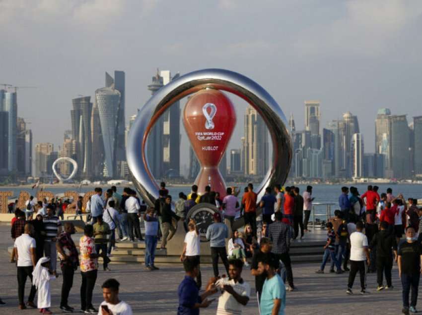 Katari blen tifozë nga Pakistani për 10 dollarë dhe 3 vakte falas