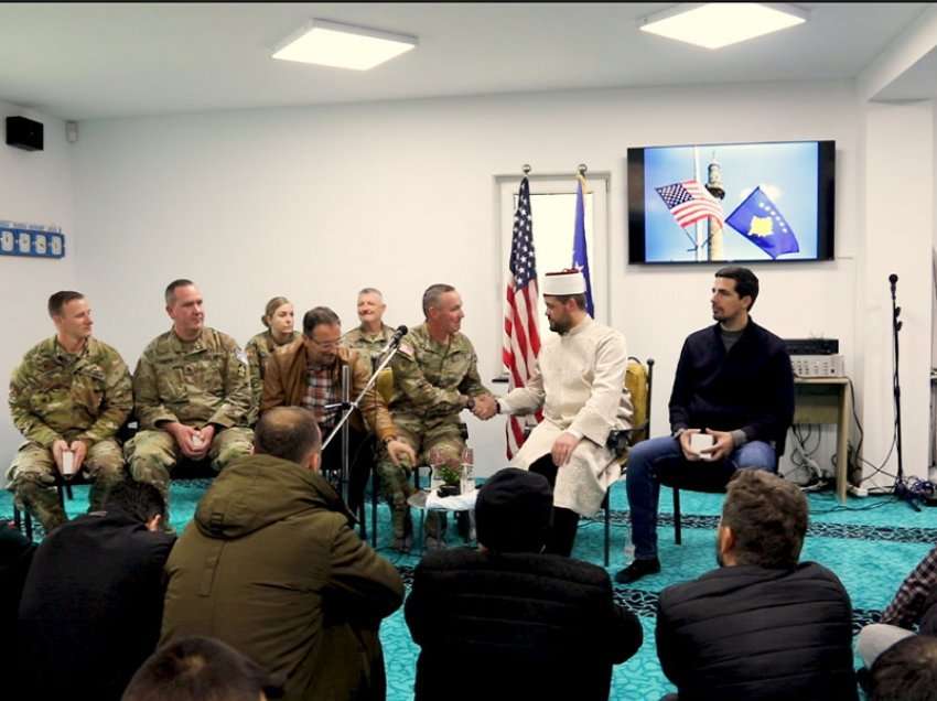 Majori amerikan me ushtarë të tjerë shkuan sot në xhami të Prishtinës