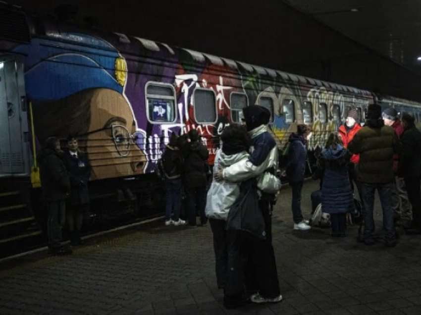 Pas 8 muajsh pushtim, niset treni i parë nga Kievi për në Kherson