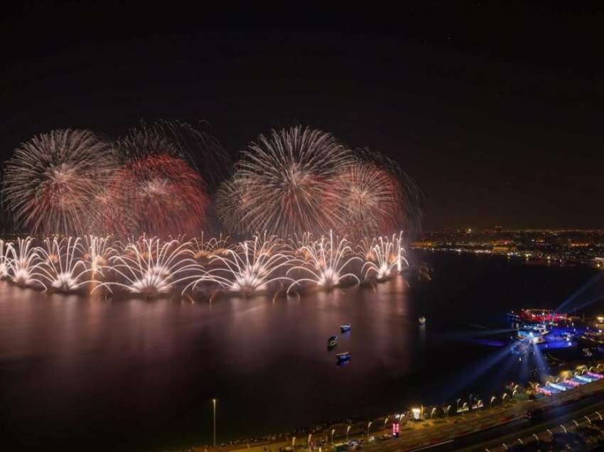Katar 2022 nis rrugëtimin në 15.40: gjithçka mbi ceremoninë në Al Bayt. Shakira e Dua Lipa refuzuan 1 milionë euro