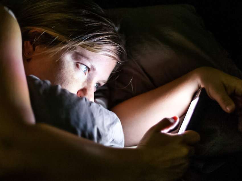 Ja se çfarë sjell përdorimi i telefonit gjatë natës tek adoleshentët tuaj