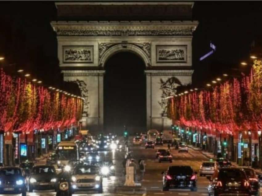 Parisienët harrojnë krizën energjetike, Champs Elysees vishet me shkëlqimin e festave