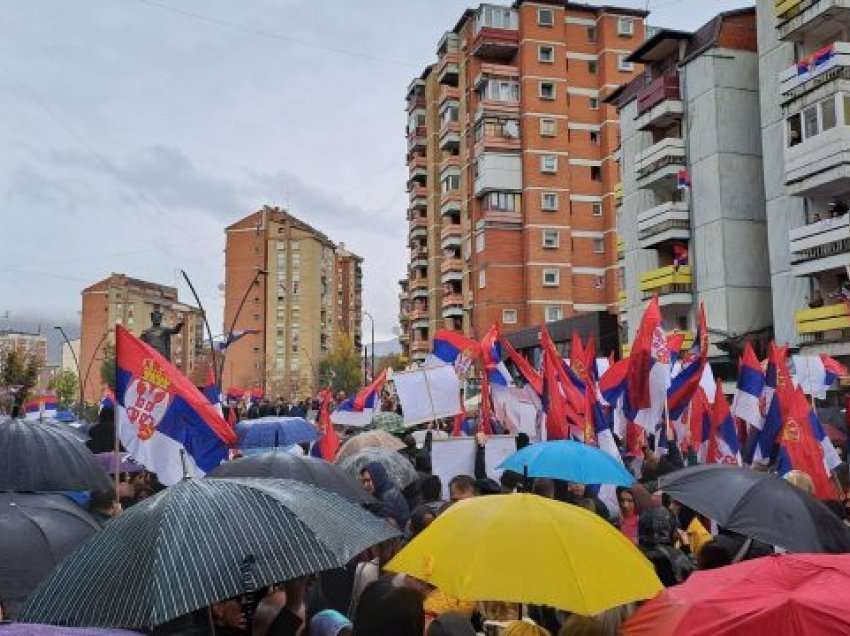 Serbia nxjerr në protestë të gjitha gratë serbe në Kosovë