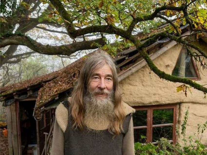 Prej 32 vitesh ky njeri jeton në pyll pa energji elektrike dhe pa ujë të rrjedhshëm