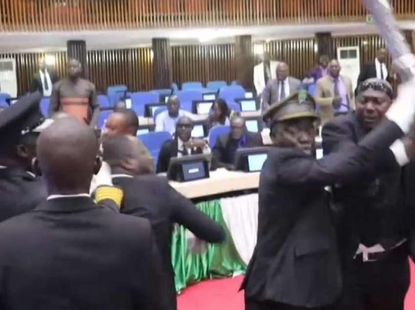 Grushte dhe karrige – një seancë e parlamentit në Sierra Leone përfundoi me një përleshje fizike ndërmjet deputetëve