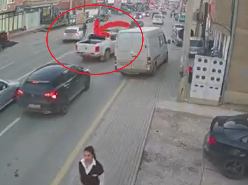 Momenti kur vetura godet një këmbësor në Prishtinë 