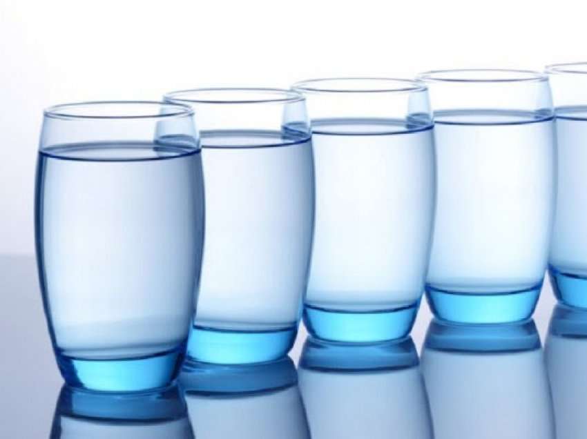 ​Shkencëtarët: Tetë gota ujë në ditë mund të jenë ende shumë