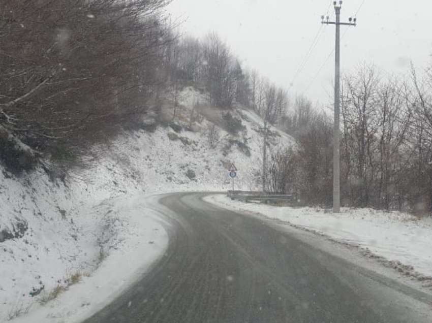 Reshje të dendura bore në Korçë, Dardha “shkon” në 7 cm trashësi, ARRSH: Kujdes, vendosni gomat dimërore