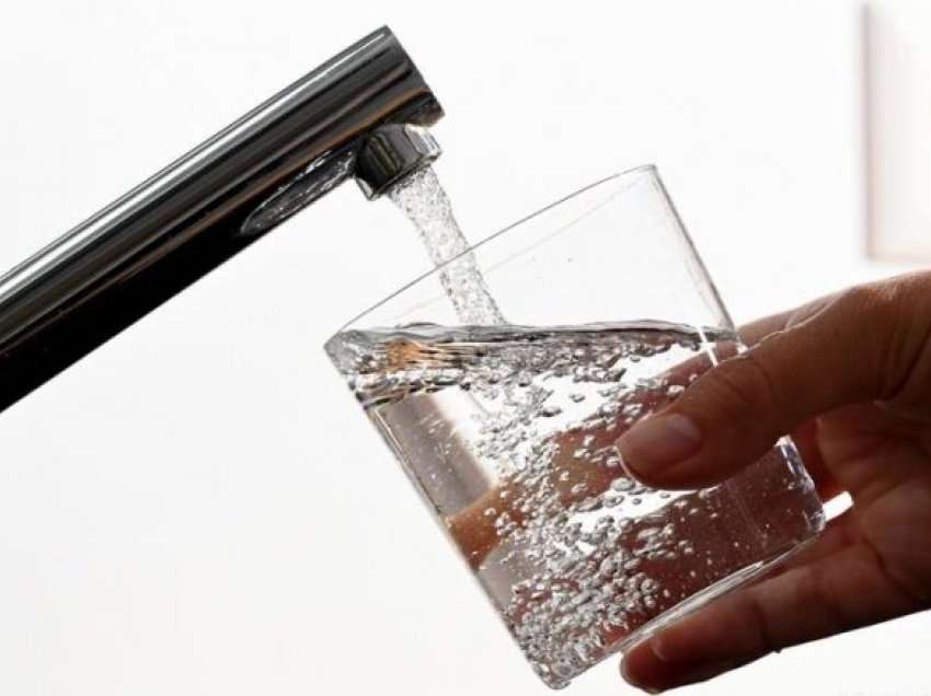 ​Marrja e pamjaftueshme e ujit shoqërohet me rreziqe shëndetësore