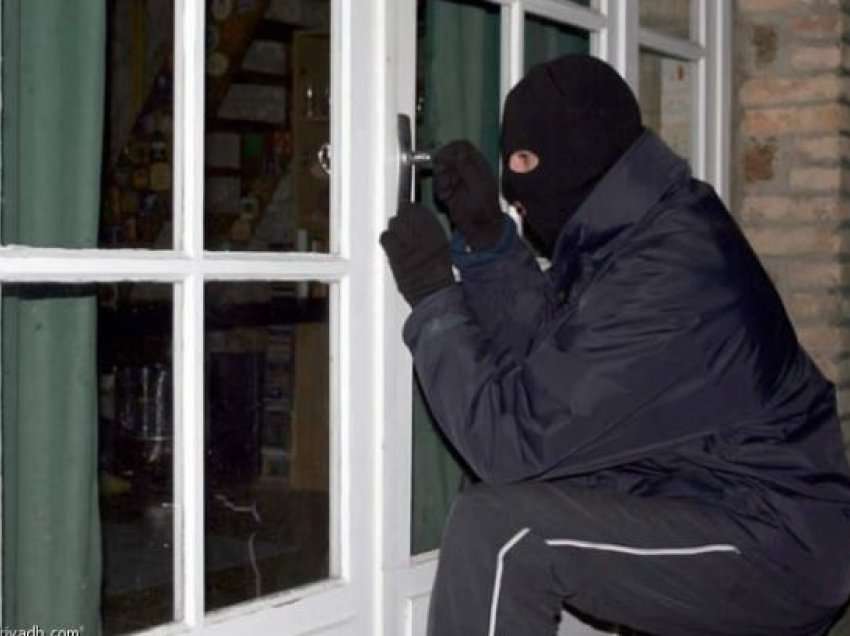   Grabitje me armë në një banesë pas mesnate, maskat marrin më shumë se 8 mijë euro dhe sende me vlerë! 