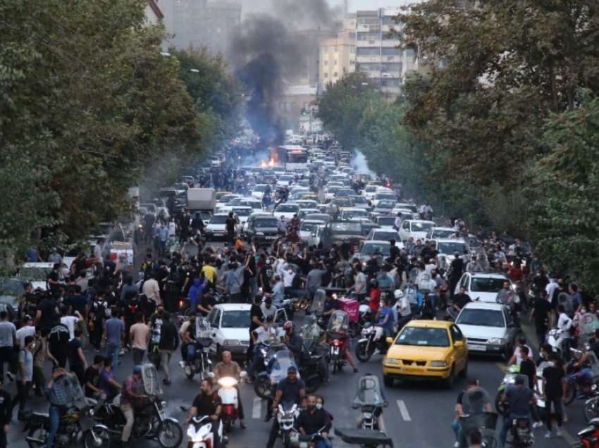 Studentët iranianë përleshen me policinë në Teheran