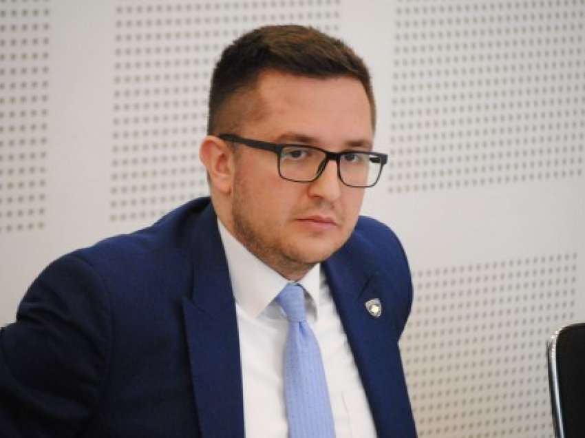 Deputeti i LDK-së i reagon Qeverisë për mosekzekutimin e pagave të mësuesve