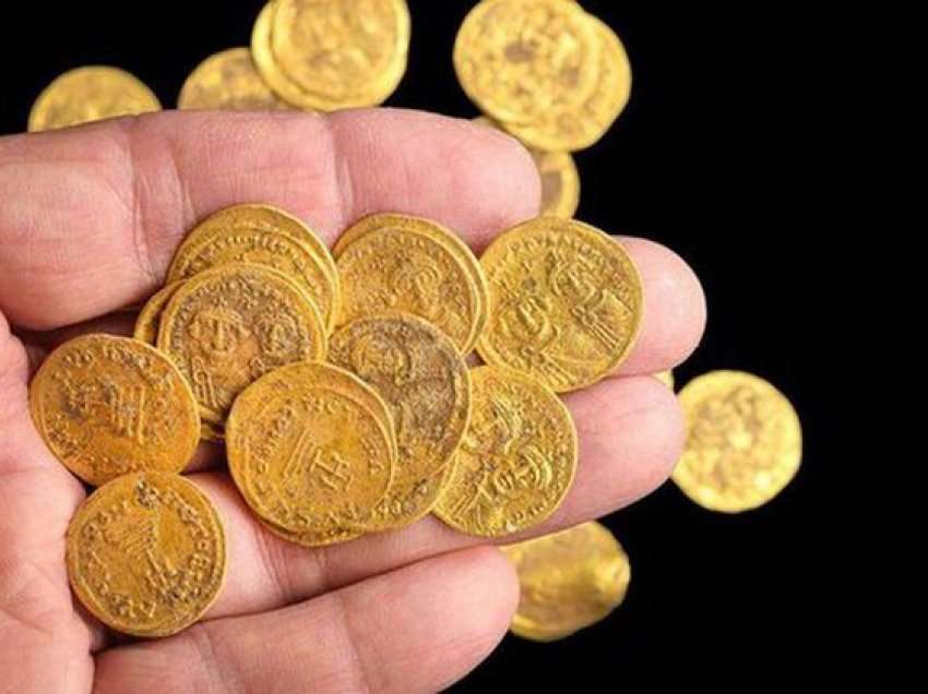 Befasohen arkeologët, gjendet i murosur thesari me dhjetëra monedha ari të pastër
