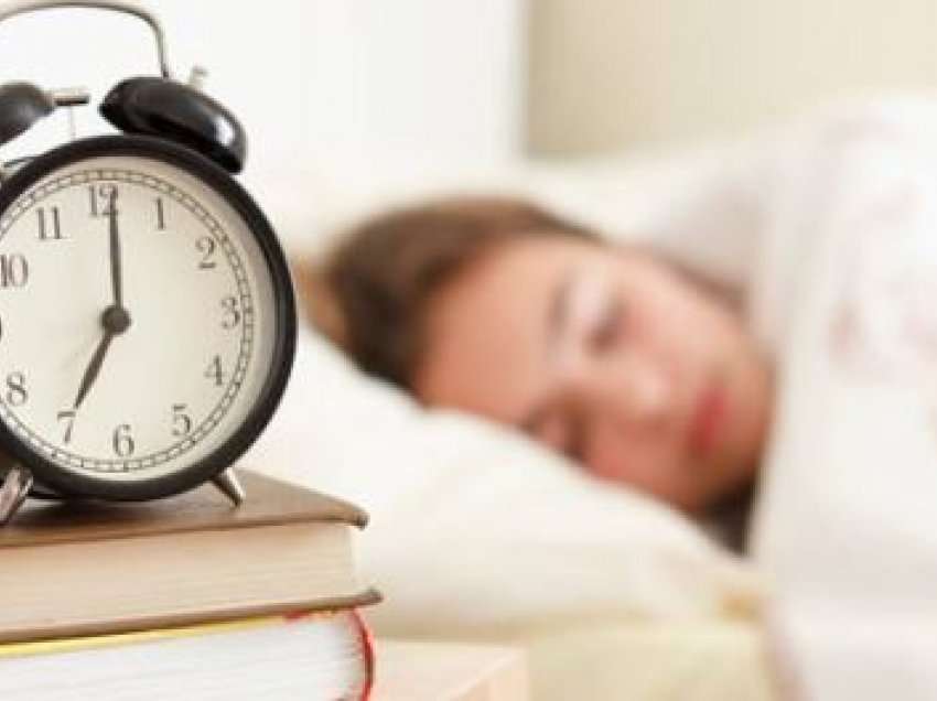 Studim: Vendosja e një orari të gjumit mund t’i ndihmojë adoleshentët të flenë më shumë
