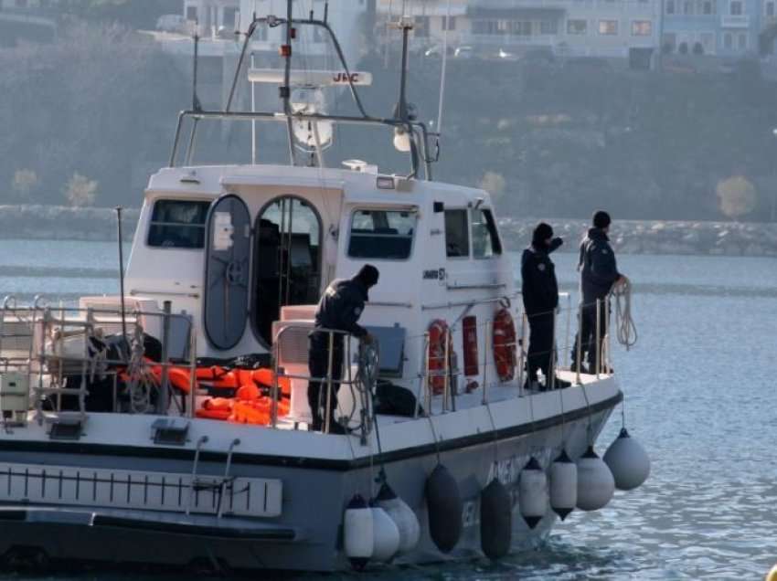 Fundoset anija, Greqia i shpëton 30 emigrantë afër ishullit Kythira