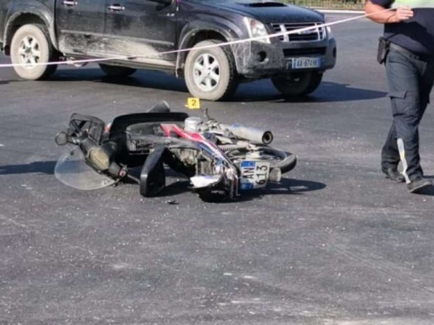   Makina përplas motorin, një 32-vjeçare përfundon në spital