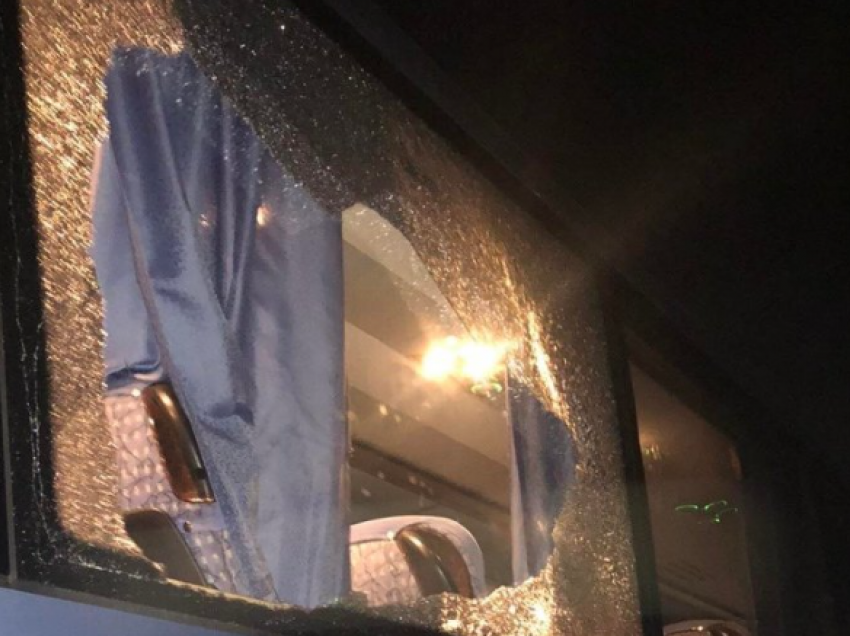 Qeveria dënon sulmin ndaj autobusit në Serbi, që po vinte nga Zvicra në Kosovë