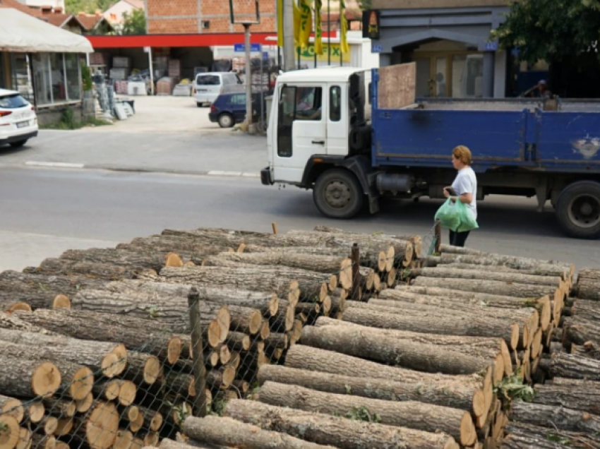 Qytetarët po i kthehen drunjve për ngrohje