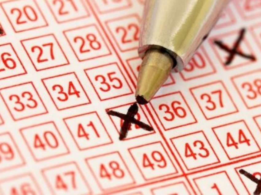 Burri i bleu për ditëlindje një biletë lotarie, gruaja fiton 25,000 dollarë