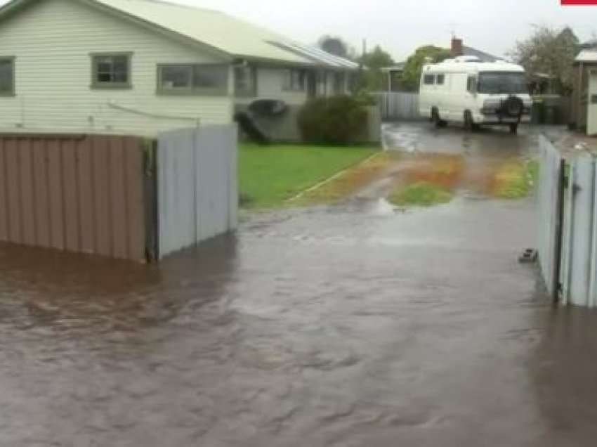 Paralajmërime për përmbytje, zonat e Australisë goditen nga shiu i dendur