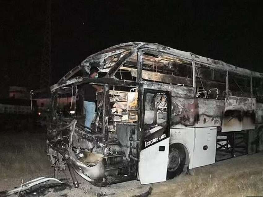 18 të vdekur, përfshirë 12 fëmijë pasi shpërtheu zjarr në një autobus në Pakistan