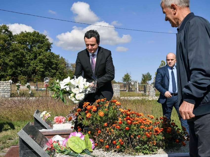 Kryeministri Kurti bën nderime tek varri i dëshmorit Ismet Rrahmani, viziton edhe familjen e tij 