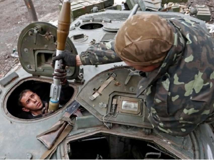 Inteligjenca britanike: Ushtria ruse është dobësuar, ushtarët i blejnë jelekët e çelikut me paratë e tyre!