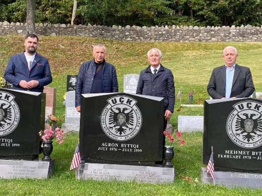 Kamberi viziton varret e vëllezërve Bytyqi në Nju Jork: Vrasësit e tyre ende në liri, nën mbrojtjen e shtetit