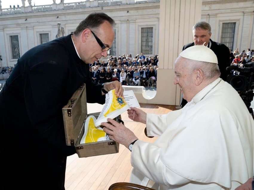 Papa merr dhuratën më të veçantë ndonjëherë
