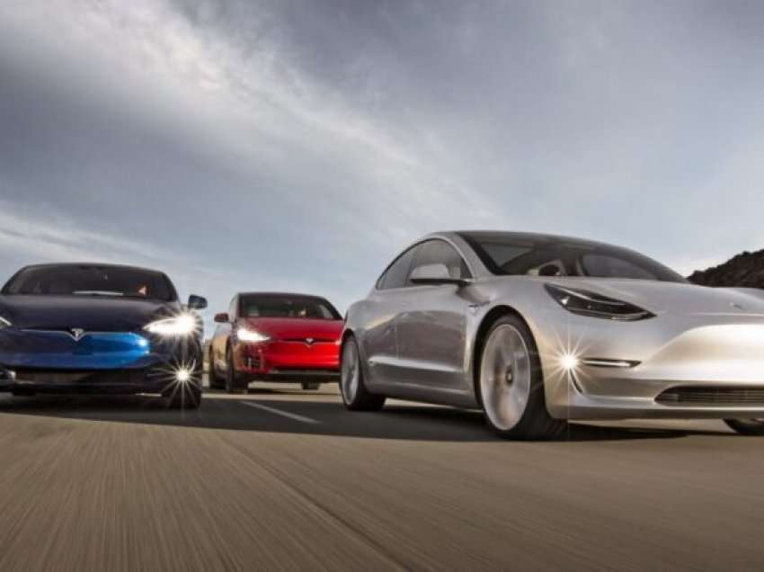 Full Self-Driving Beta i Tesla tenton që të shmang pengesa të ndryshme