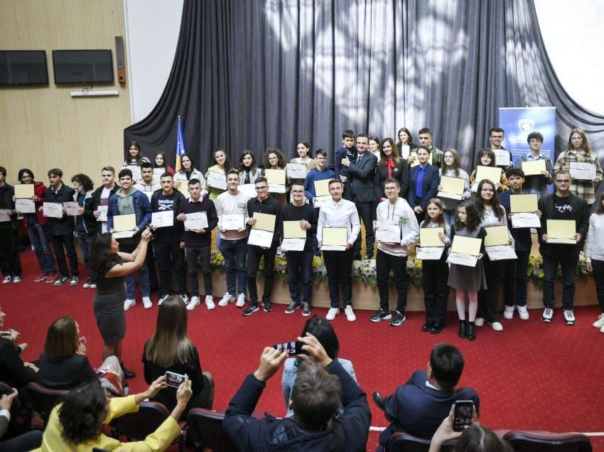 Kryeministri Kurti ndau shpërblime për sukseset e nxënësve në gara të matematikës dhe të fizikës
