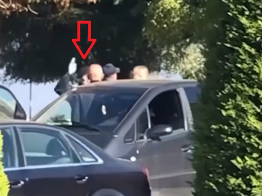 U filmua duke goditur me grusht shoferin dhe pasagjerin në një automjet, përjashtohet nga Policia efektivi i Rrugores