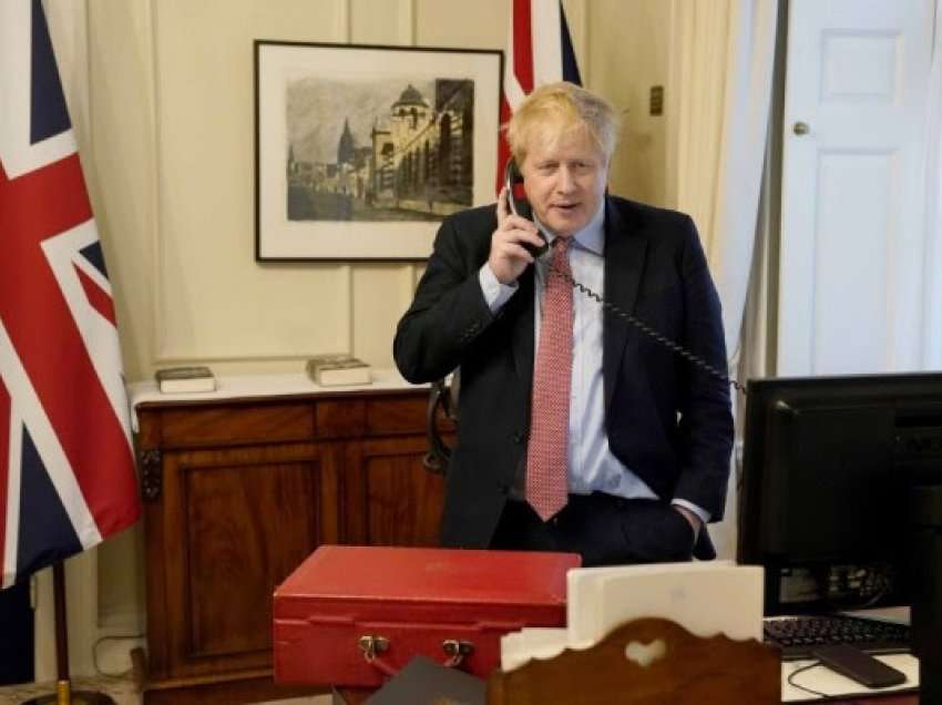 ​Johnson kthehet nga pushimet mes spekulimesh për një rikthim të tij si kryeministër